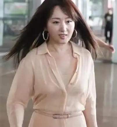 杨钰莹的不老神话破灭?身材发福真相大揭秘!