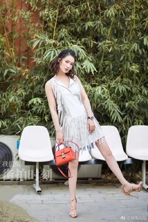 明星魅足第6期李沁时尚杂志秀美脚丫高跟配流苏短裙性感迷人