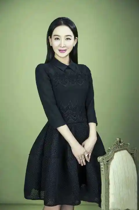 谈资-孙楠前妻买红妹拍写真,颜值在线五官大变认不出,不像49岁