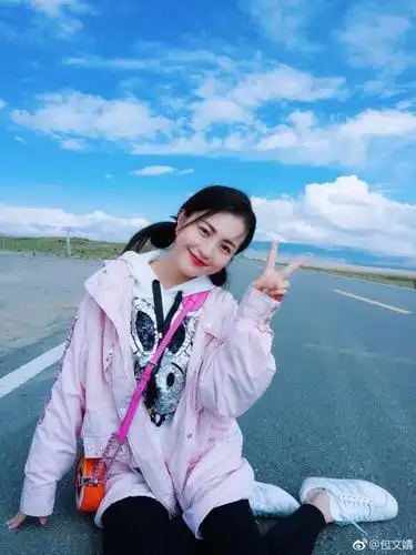 包贝尔媳妇包文婧公路写真 扎小辫嫩似芳龄少女