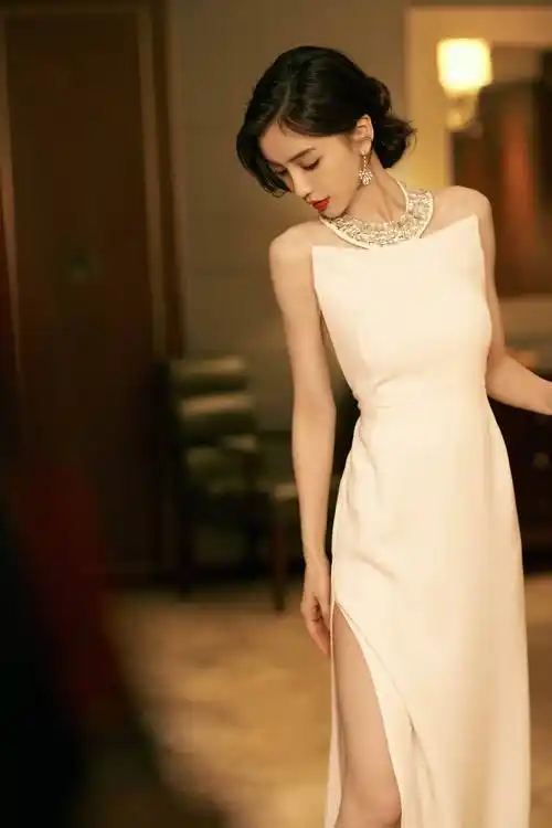 angelababy着白色露背长裙高贵典雅摇曳生姿