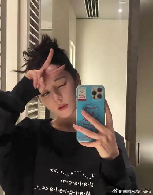 顶流花迪丽热巴晒对镜自拍穿黑色卫衣肤白如雪在家也化全妆