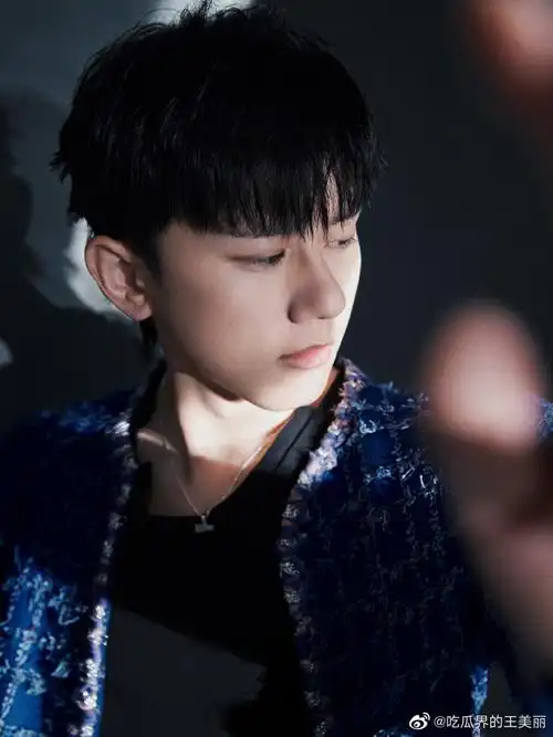 张杰蓝色小香外套#张杰蓝色小香外套有点帅气呀,期待今晚《声生蚕息