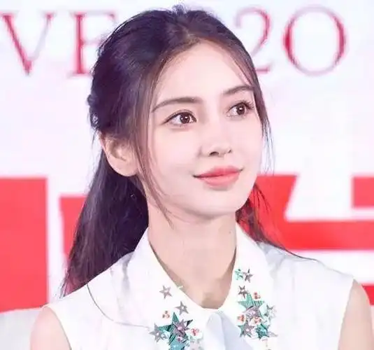 范爷最爱这绺发型,看似随性,其实很妖娆