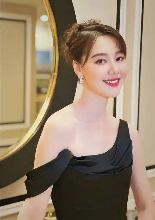 王冠:下定决心换发型,正式官宣告别多年短发开始"认真留长发"_张馨予