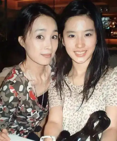 刘亦菲说全家最丑本以为是开玩笑看照片才发现是真的