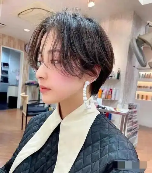 "小圆脸也适合剪短发"