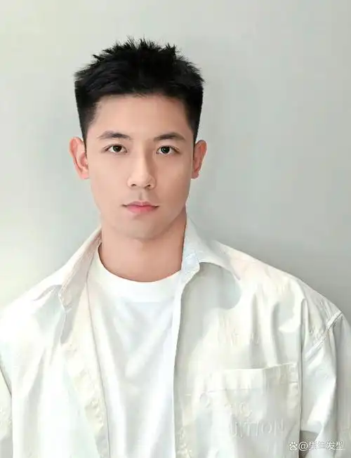 男生夏季换发型,建议试试这3款,清爽干净显帅气