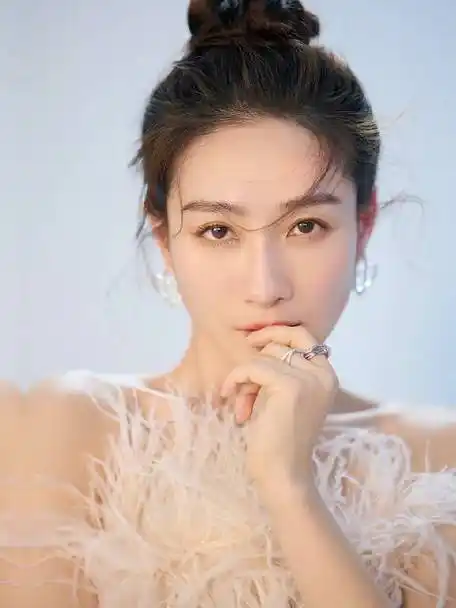 中国文艺网评陶昕然