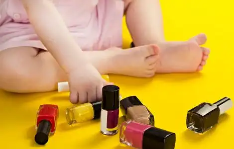 外国小女孩涂指甲图片