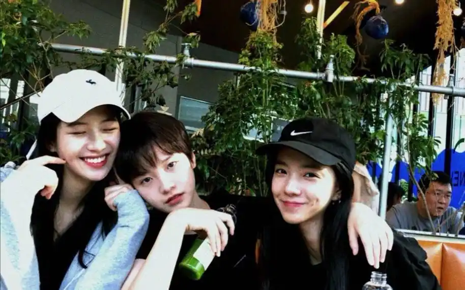 三里屯姐妹李庚希庄达菲向涵之日常照