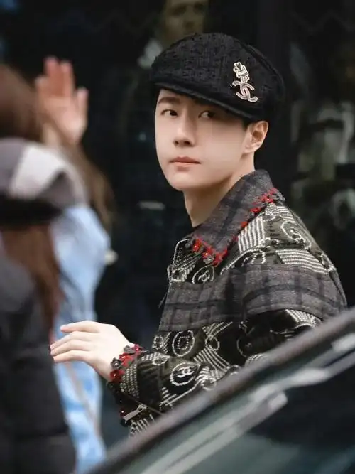 王一博工作室审美##王一博报童帽造型##王一博巴黎时装周