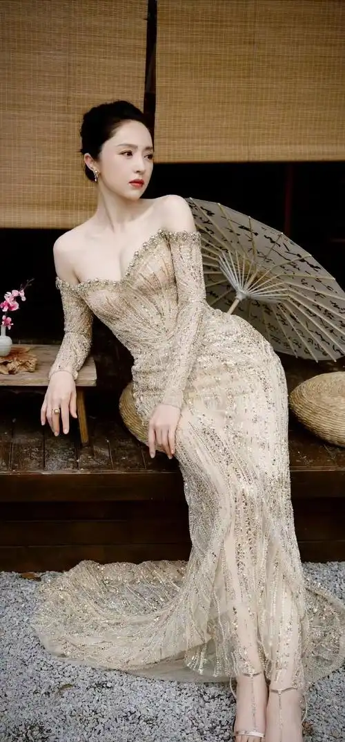 董璇不愧是"女神龙",穿香槟色礼服秀丰腴身材,比小姑娘更迷人