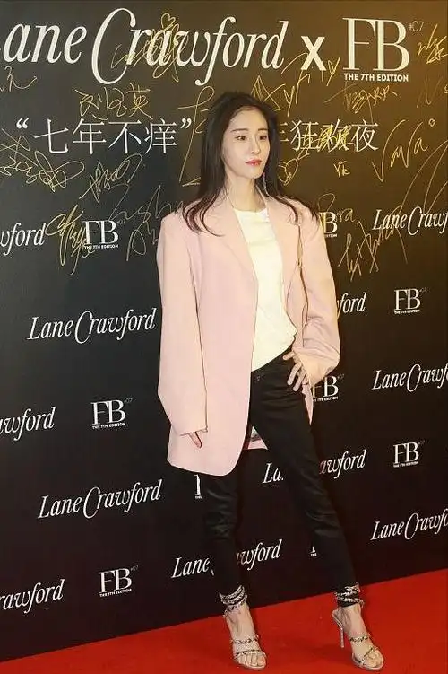 张碧晨虽然长相不是很惊艳但是身穿粉色西装看起来好甜啊