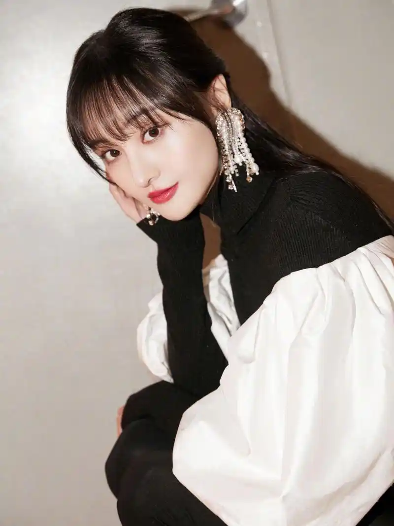 郑爽最新写真曝光,穿黑白灯笼袖连衣裙,优雅活泼又灵动!