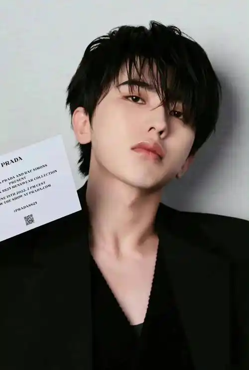 蔡徐坤最新大片来袭,湿发配西装背心,眼神魅惑,时尚不羁_情人_那一首