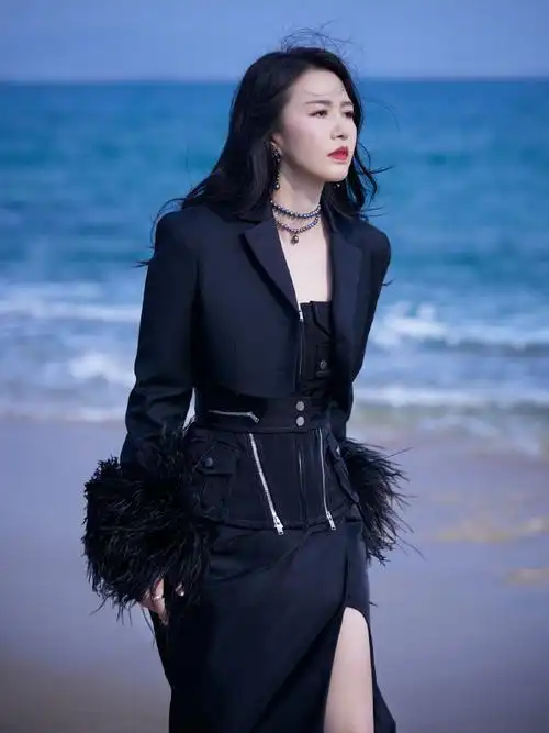 谭维维allblack造型##谭维维海滩椰林大片