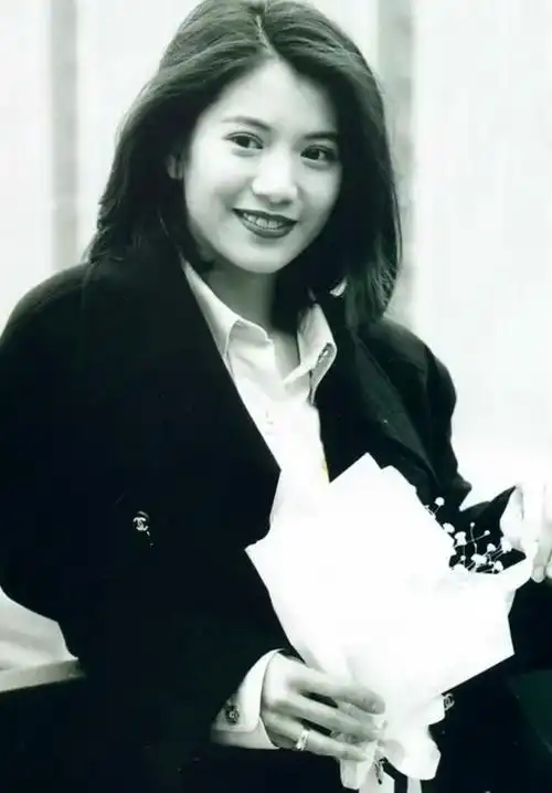 好命的袁咏仪19岁成名蝉联金像奖影后被张智霖独宠30年