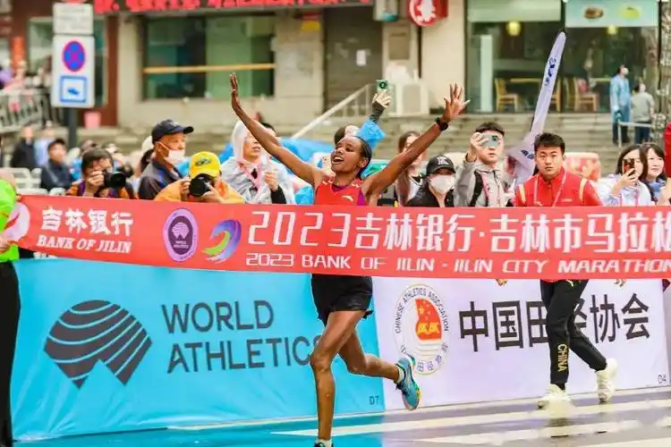 中国马拉松老将尹顺金则以2:13:34的成绩斩获全程男子组第二名,并刷新