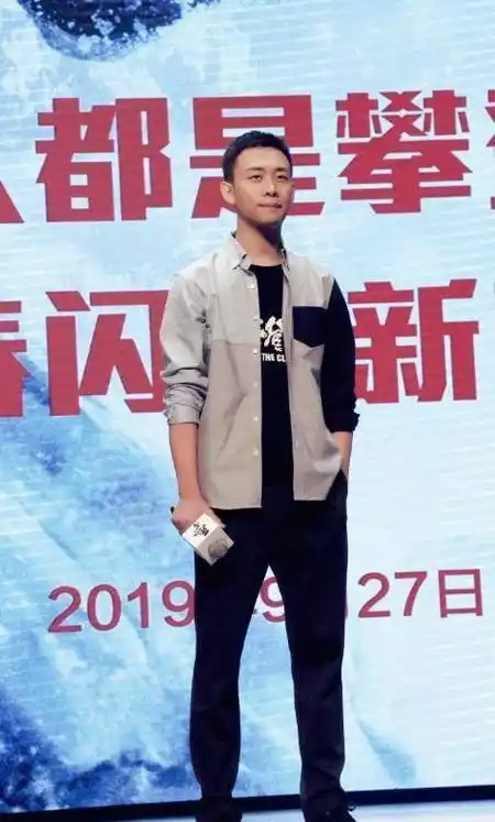 尽管张译的身高并不出众,颜值也普通,但当他站在帅气的吴京旁边时,他