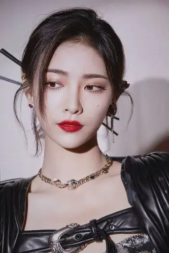 许佳琪超飒"侠女风"写真曝光皮衣红唇肤白貌美"筷子"发箍亮眼