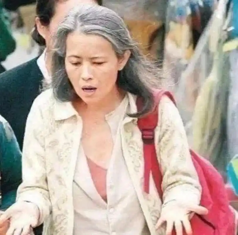 当年,蓝洁瑛落魄到流落街头吃不起饭,成奎安知道后,于心不忍,他来到