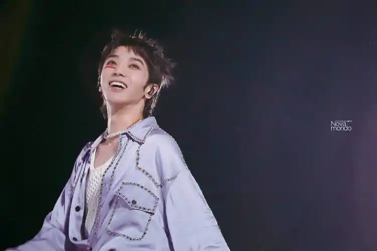 华晨宇萌探2银丝眼镜搭衬衫复古范出演人世间,被赞行走的穿搭模板