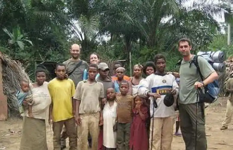 俾格米人和黑人很像,都拥有厚厚的嘴唇并且微微外翻,鼻子扁平,棕黑色