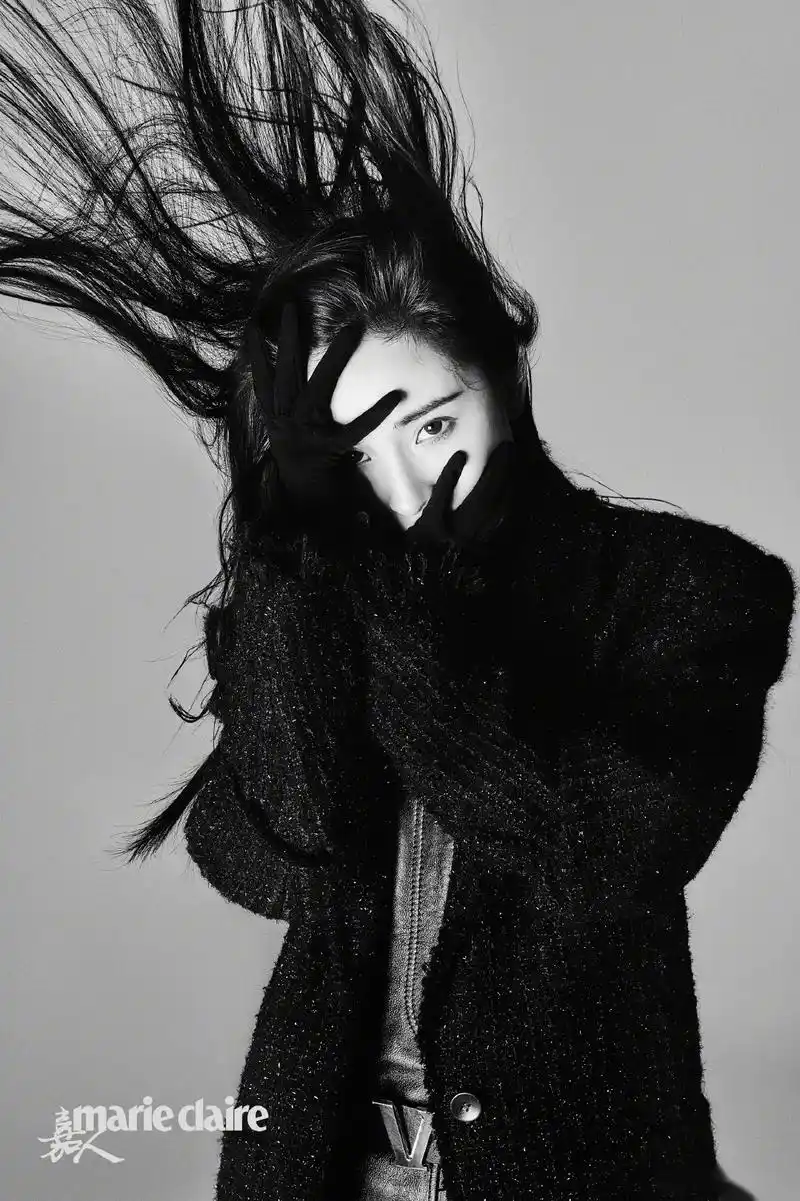 杨幂时尚杂志八月刊封面大片出炉,首次尝试三个不同基调的封面,由黑白