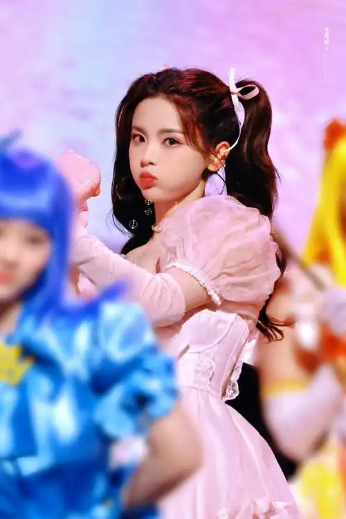 杨超越双马尾公主裙造型##杨超越粉色公主裙