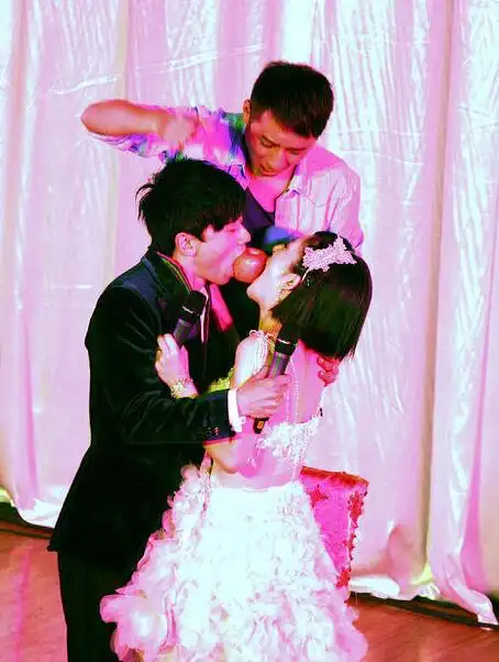 10 张杰谢娜婚宴旧照曝光 李宇春小沈阳等明星亮相