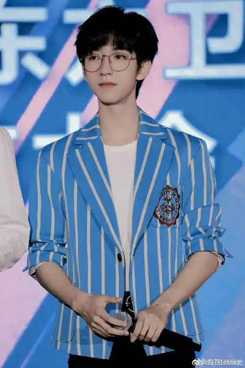 贺峻霖开学vlog#贺峻霖戴金丝眼镜真的好帅,真的眼镜焊在脸脸上吧