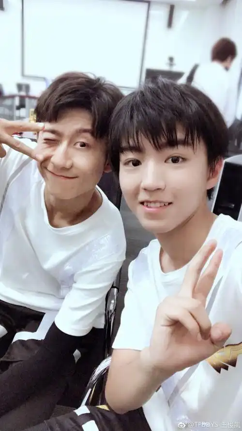 [tfboys][新闻]170506 王俊凯更博发福利 晒合照为张一山生日送祝福