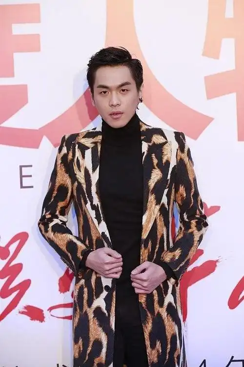 张若昀还是胖点更帅气,瘦得脱相都没活力,但穿黑色大衣挺有型