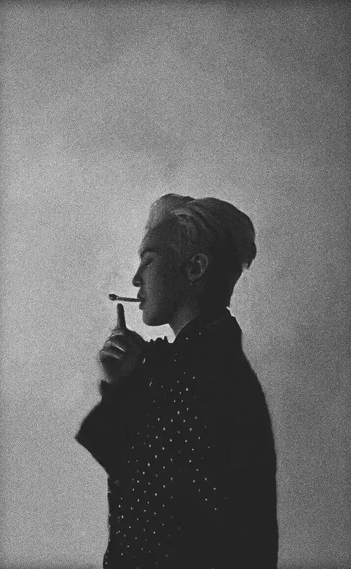 权志龙黑白照拿走