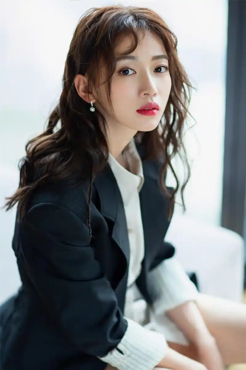 吴谨言亮相盛典 获"受网络关注女演员"荣誉肯定