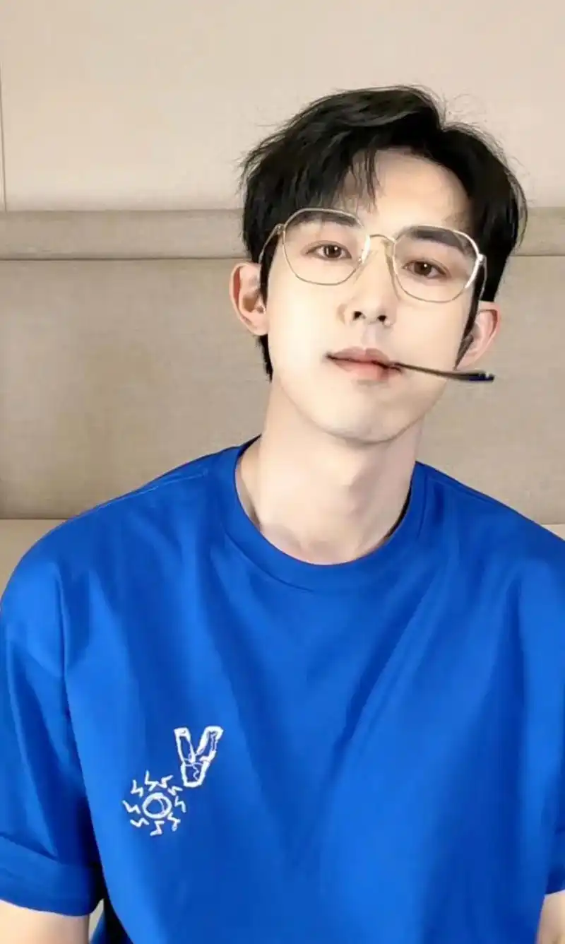 郭俊辰今日直播,公屏让他把眼镜焊在脸上 - 抖音