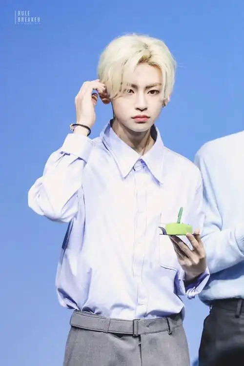 今天是清新帅气的可爱鬼|王琳凯|小鬼|金发_新浪新闻