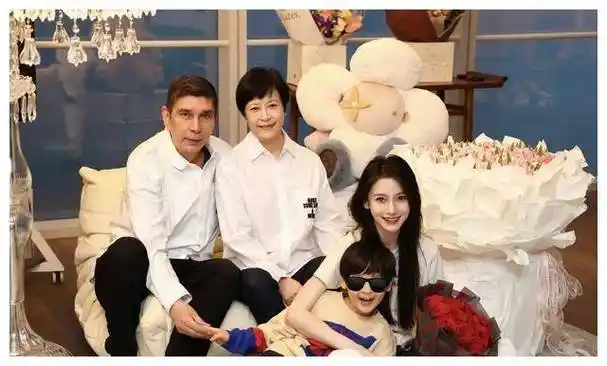 杨颖,7岁女儿照首曝光!小海绵正面登场,颜值引发热议!_人生_生日_庆典