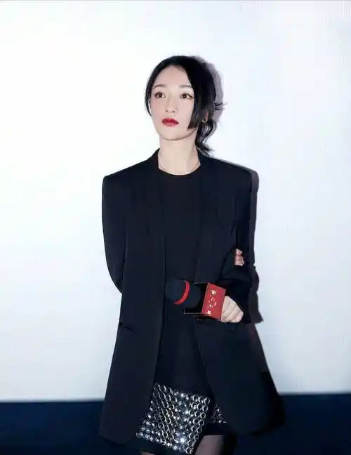 47岁的周迅气质在线,黑色西装配丝袜时尚减龄,状态好到爆表_服装_女生