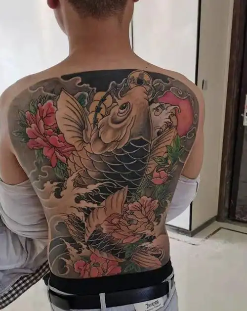 鱼纹身图片_背部纹身图案