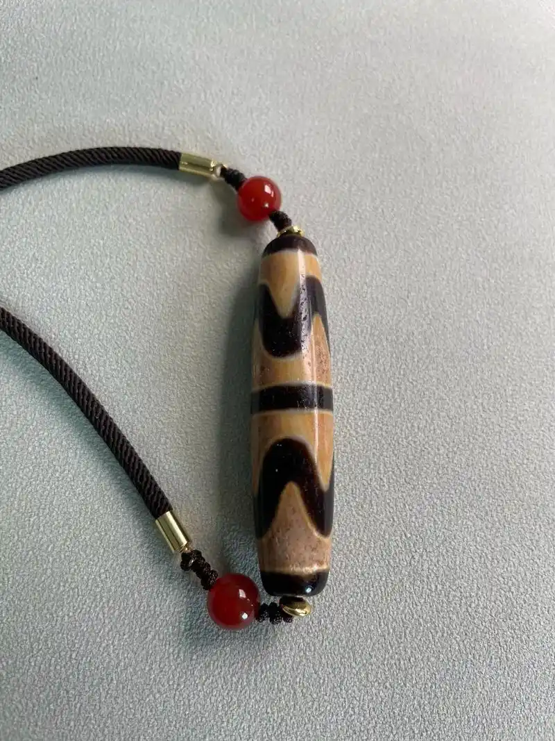 双虎牙天珠的寓意是战胜困难,诸事顺利.