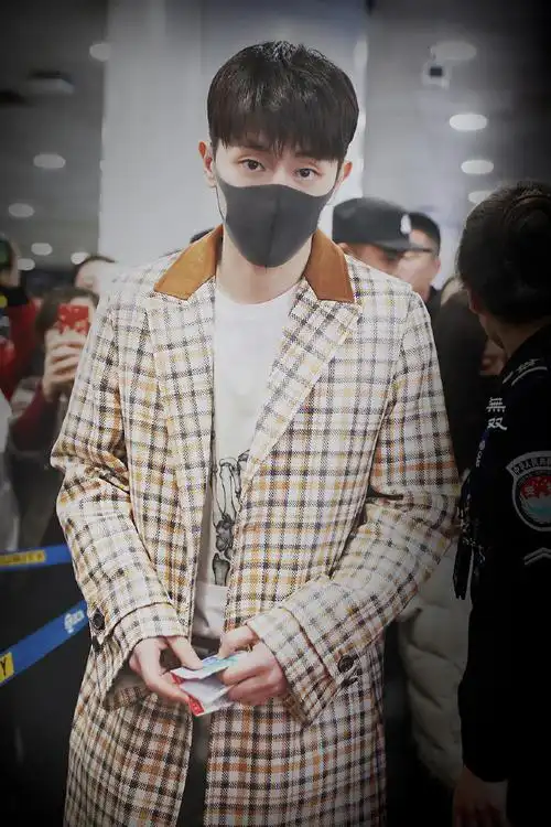 邓伦昨晚北京飞上海机场look休闲又有范儿