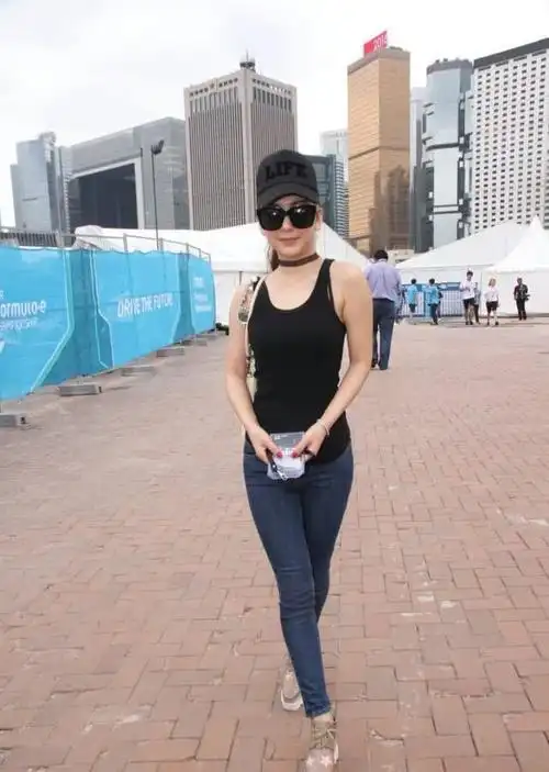 "天王嫂"方媛独宠厚底鞋,配紧身裤却暴露腿型,和郭富城太般配