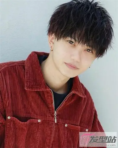 或许有些男生会质疑,天气热的时候烫不会热吗,因为定位烫是烫发根的