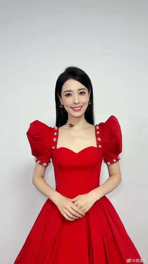 龙腾盛世,瑞气盈门!  大家好,我是司雯嘉.