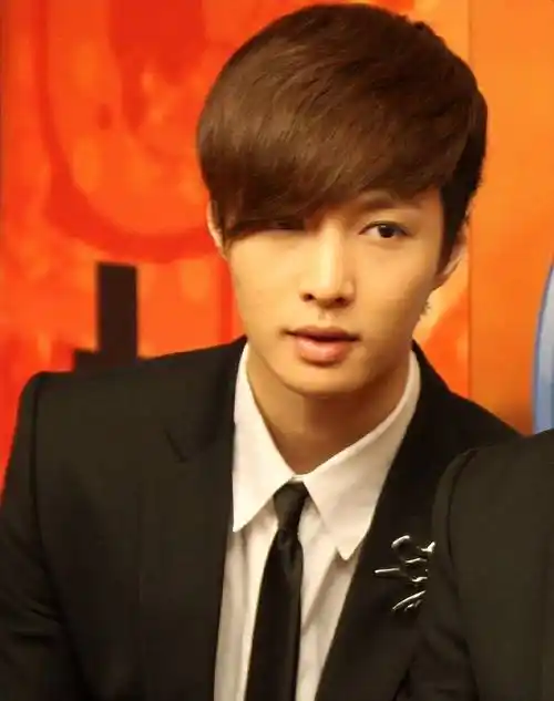 张艺兴:优质认证,刚参加完中视协专题研讨就发布出道10周年感言_数字