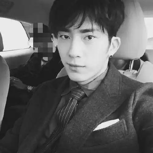 "照片中,井柏然穿着西装,面露微笑,十分帅气.