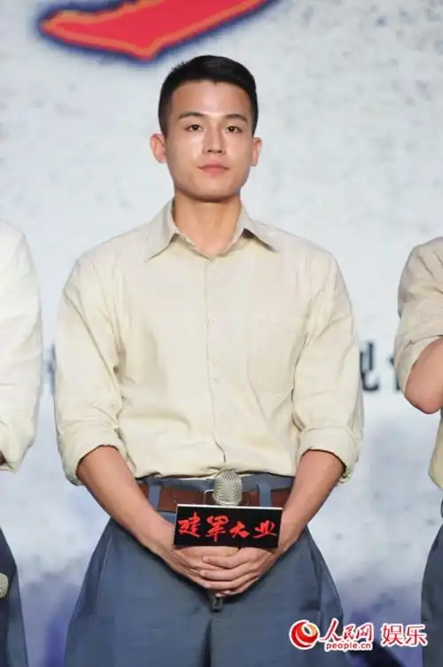 《建军大业》明星阵容首曝光 朱亚文"压力大"刘昊然马天宇全亮相