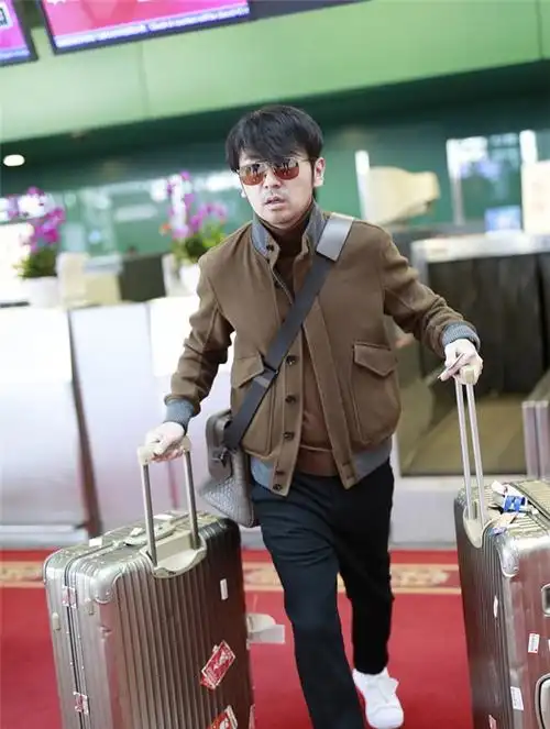 雷佳音一人拖两箱风风火火 背斜挎包萌态十足